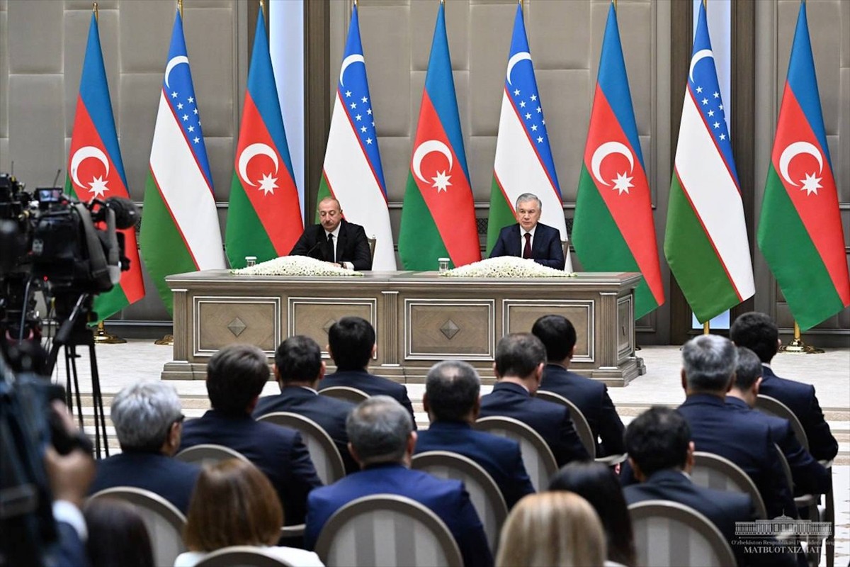 Özbekistan Cumhurbaşkanı Şevket Mirziyoyev (sağda) ve Azerbaycan Cumhurbaşkanı İlham Aliyev...