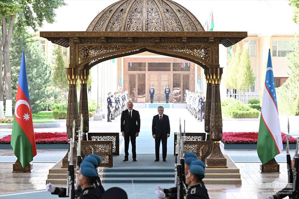 Özbekistan Cumhurbaşkanı Şevket Mirziyoyev (sağda) ve Azerbaycan Cumhurbaşkanı İlham Aliyev...