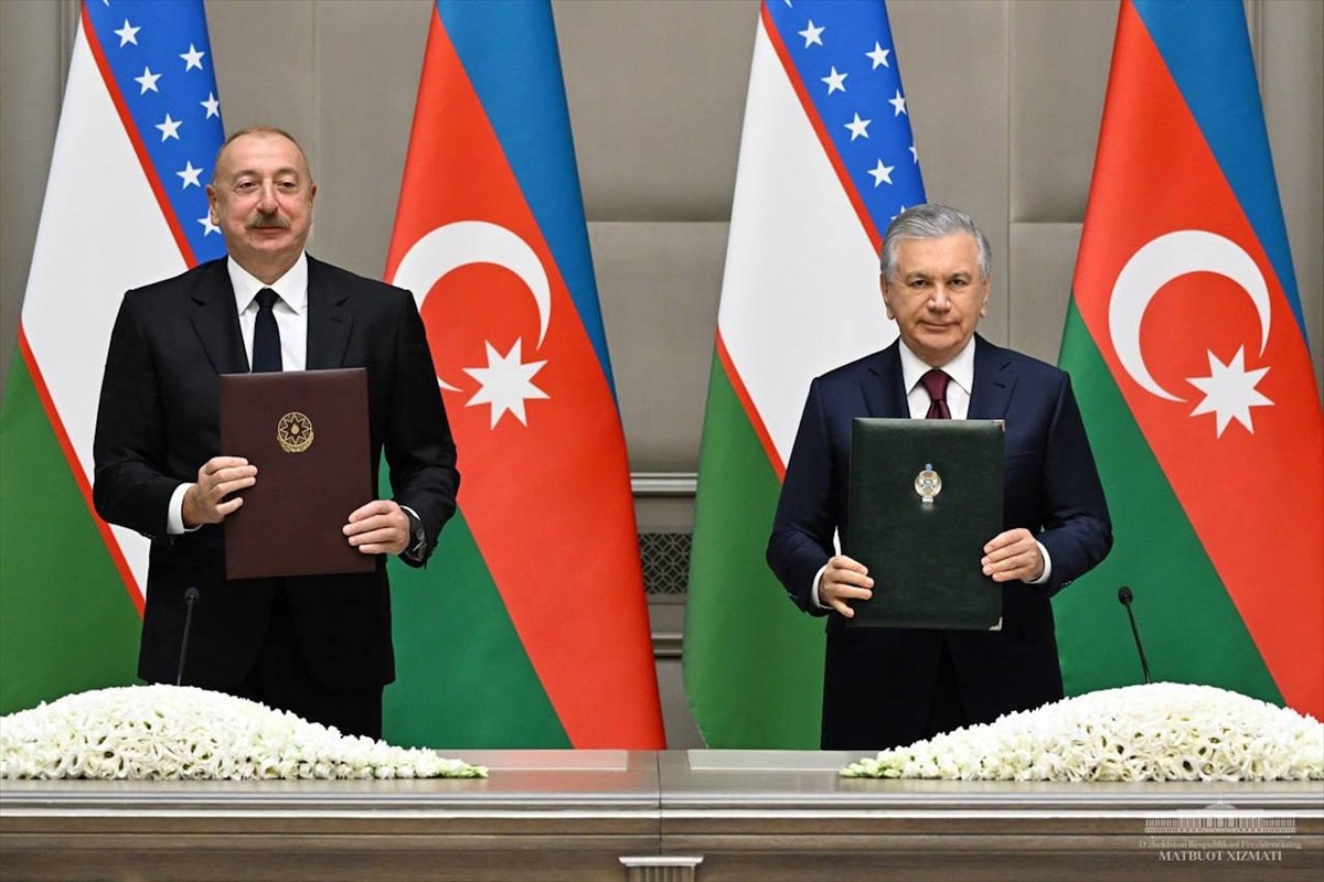 Özbekistan Cumhurbaşkanı Şevket Mirziyoyev (sağda) ve Azerbaycan Cumhurbaşkanı İlham Aliyev...