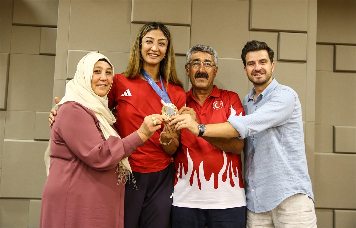 Paris 2024 Olimpiyat Oyunları'nda bronz madalya kazanan milli tekvandocu Nafia Kuş Aydın (ortada)...