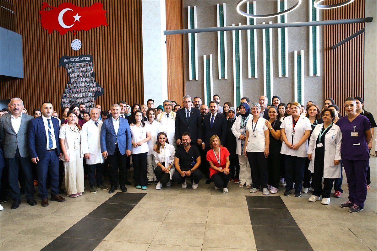 Sağlık Bakanı Kemal Memişoğlu, programı kapsamında Hatay'da çeşitli ziyaretler gerçekleştirdi....