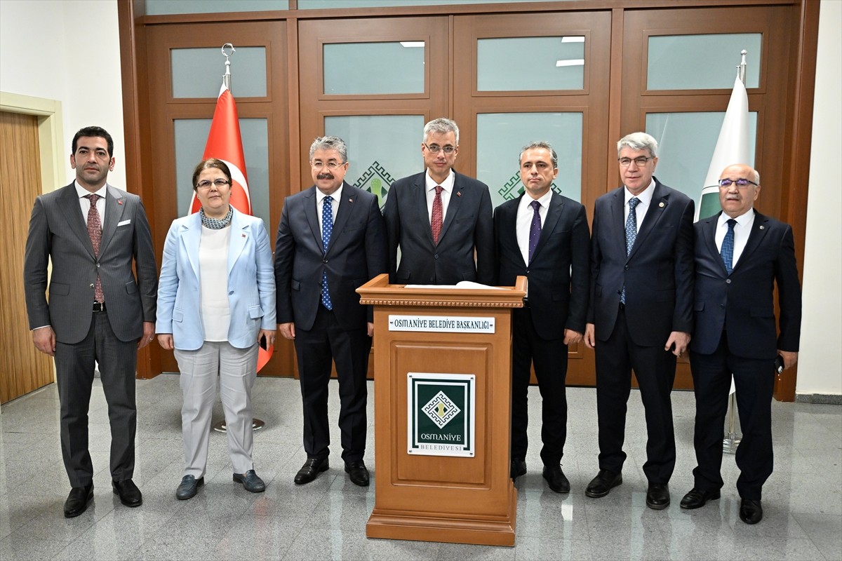 Sağlık Bakanı Kemal Memişoğlu (sol 4), Osmaniye Valiliğini ziyaret etti. Bakan Memişoğlu, burada...