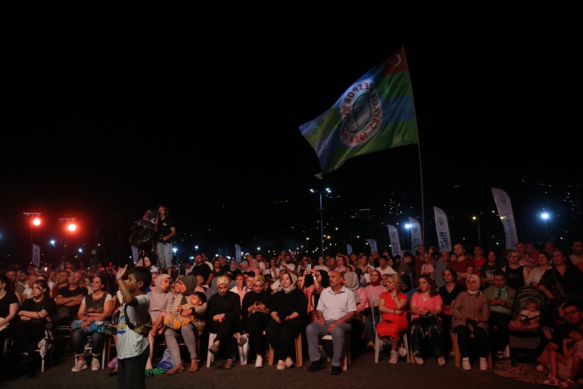 "TRT Sanatçıları Şehir Konserleri" Rize'de devam etti.