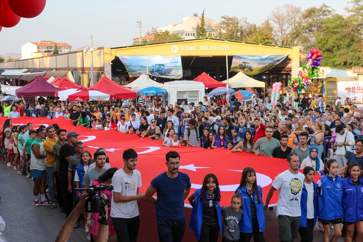 Uşak'ta, Eşme 26. Uluslararası Turistik Kilim, Kültür ve Sanat Festivali açılış töreniyle başladı....