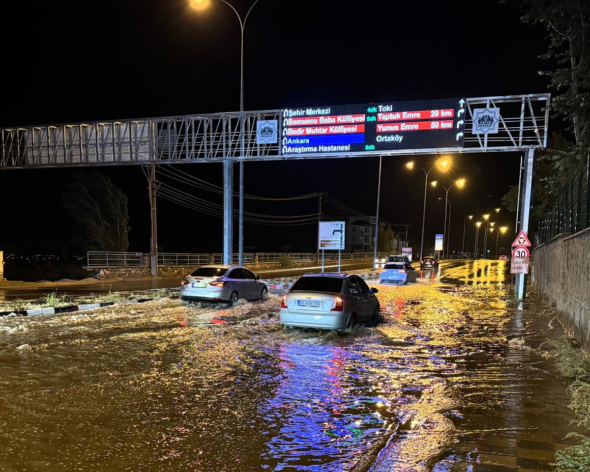 Aksaray'da sağanak sonrası su baskınları meydana geldi, dolu nedeniyle çok sayıda araç hasar...