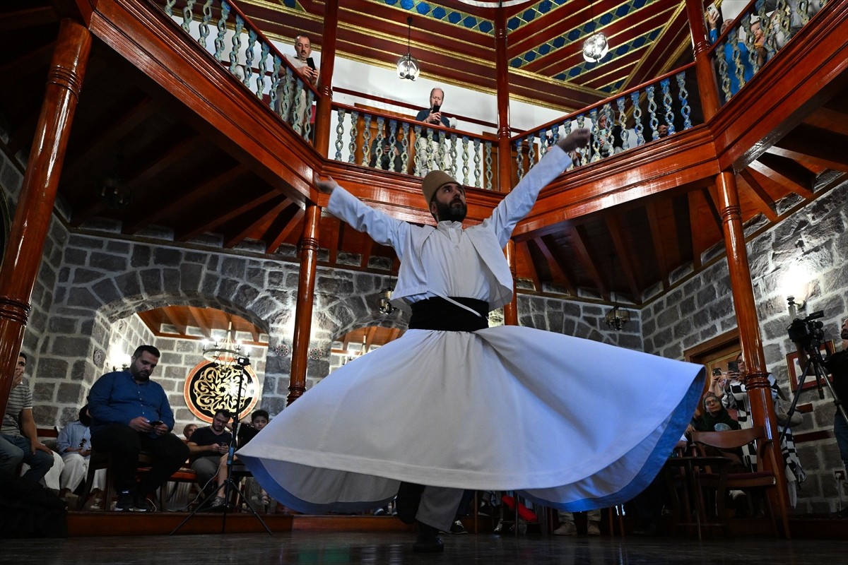 Ankara'da her ay düzenli olarak yapılacak "Mesnevi Sohbetleri" başladı. Altındağ Belediyesinin...