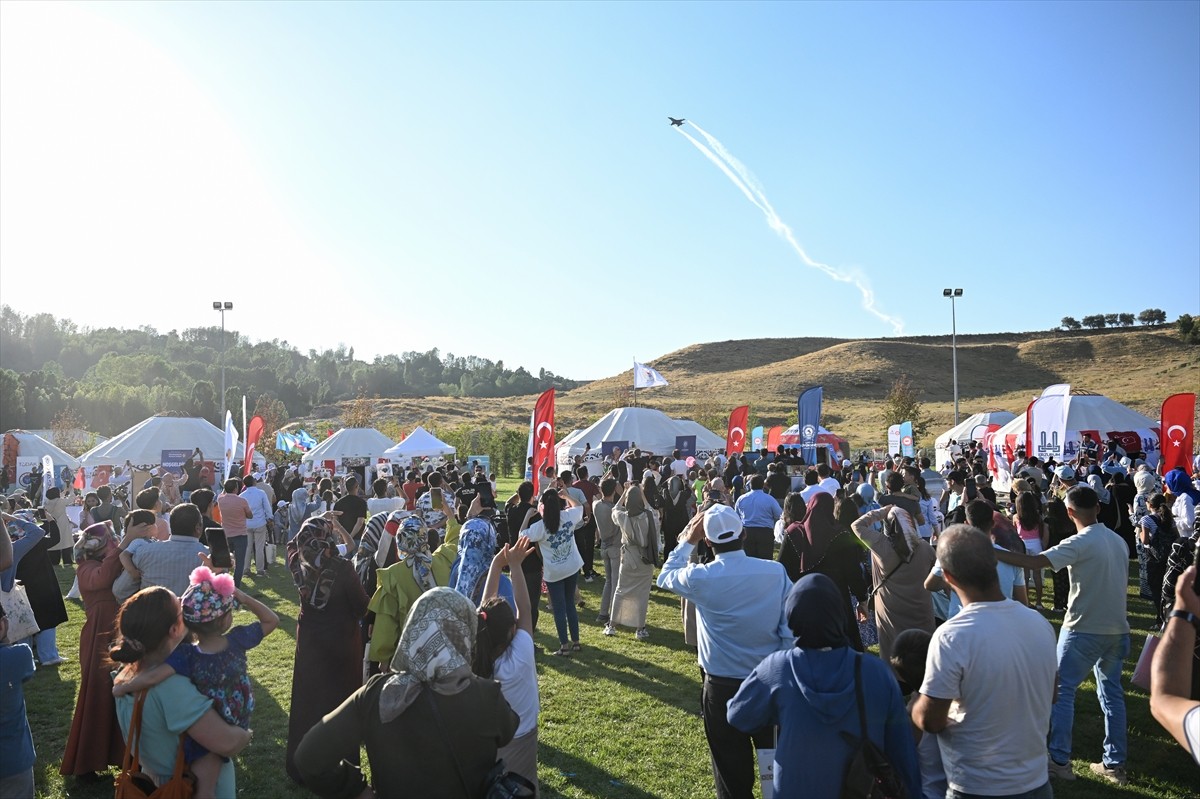 Bitlis'in Ahlat ilçesinde düzenlenen Malazgirt Zaferi'nin 953. yıl dönümü kutlamaları renkli...