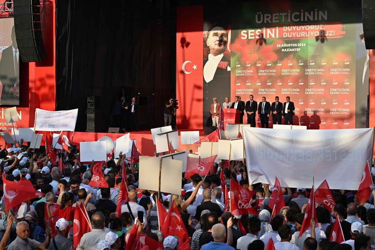 CHP Genel Başkanı Özgür Özel, Gaziantep'te İstasyon Meydanı'nda düzenlenen mitingde konuşma...