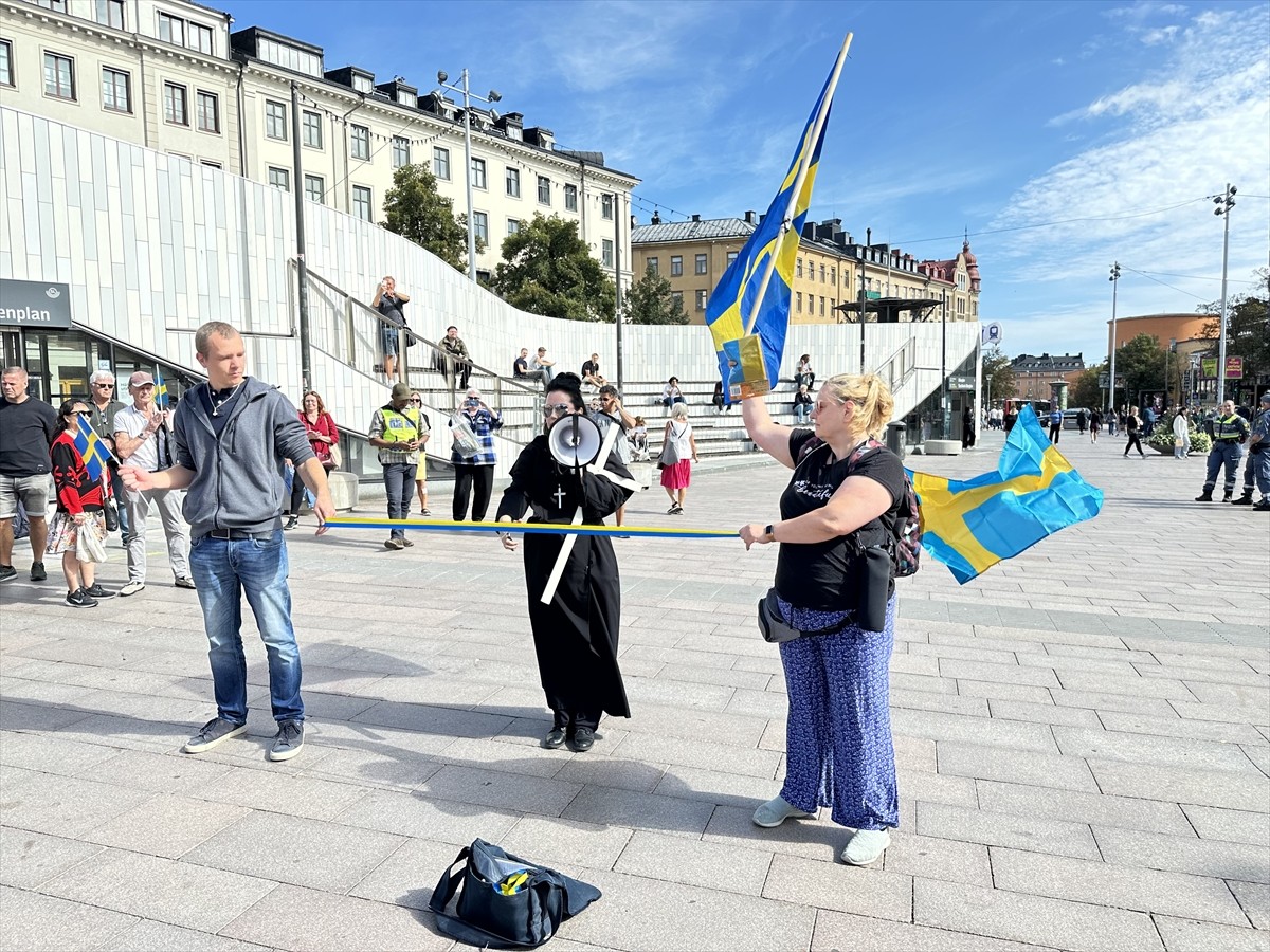 İsveç'in başkenti Stockholm'de aşırı sağcı grup, Müslümanların ülkelerine gönderilmesi talebiyle...