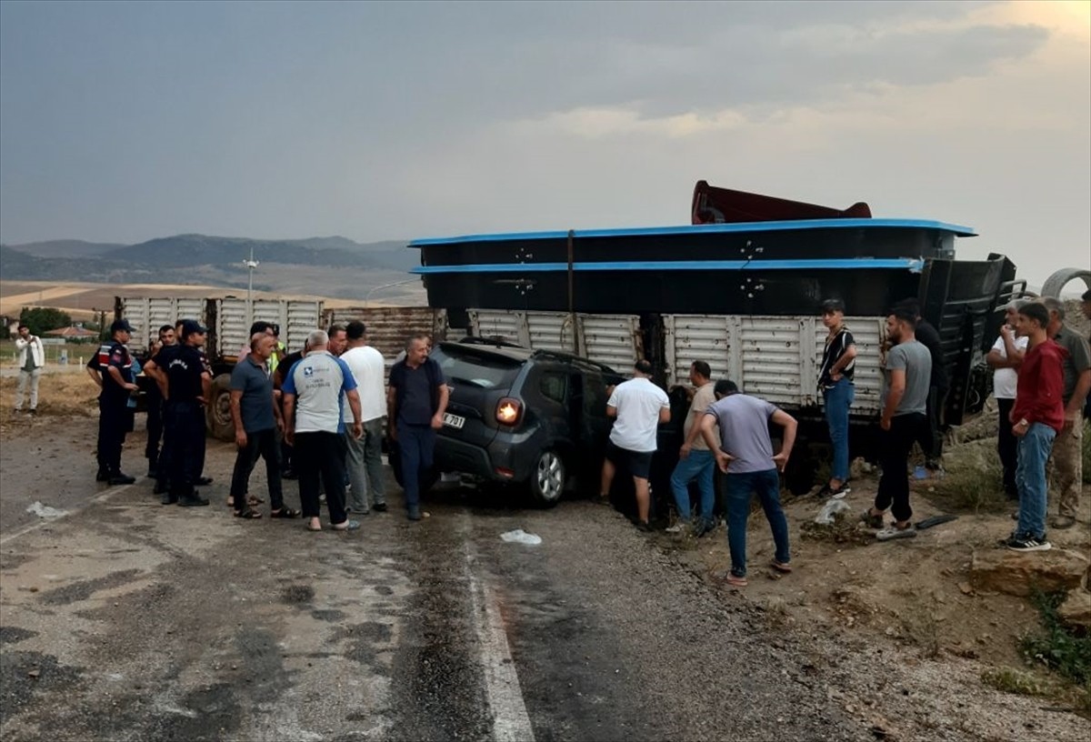 Kırıkkale'nin Karakeçili ilçesinde tır ile otomobilin çarpışması sonucu yaralanan 6 kişi tedavi...