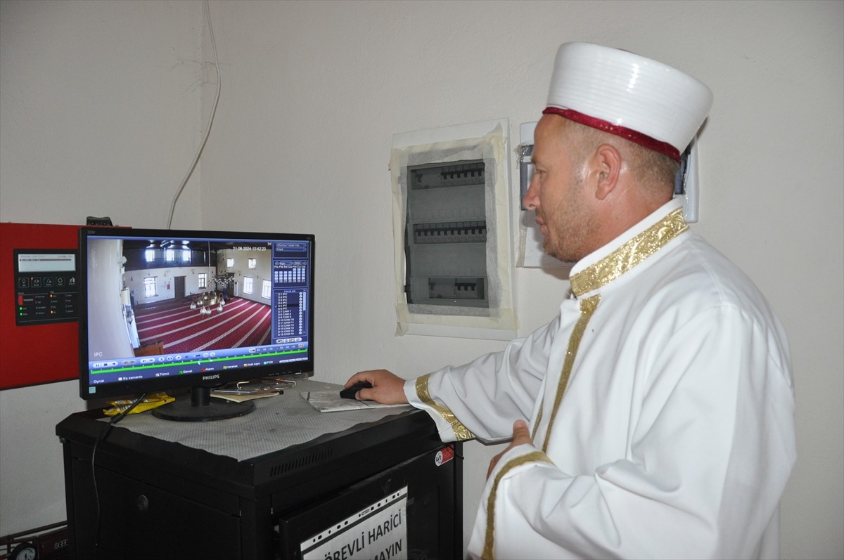 Mersin'in Silifke ilçesinde, feribot beklerken çocuklarının solunum cihazını çalıştırmak için...