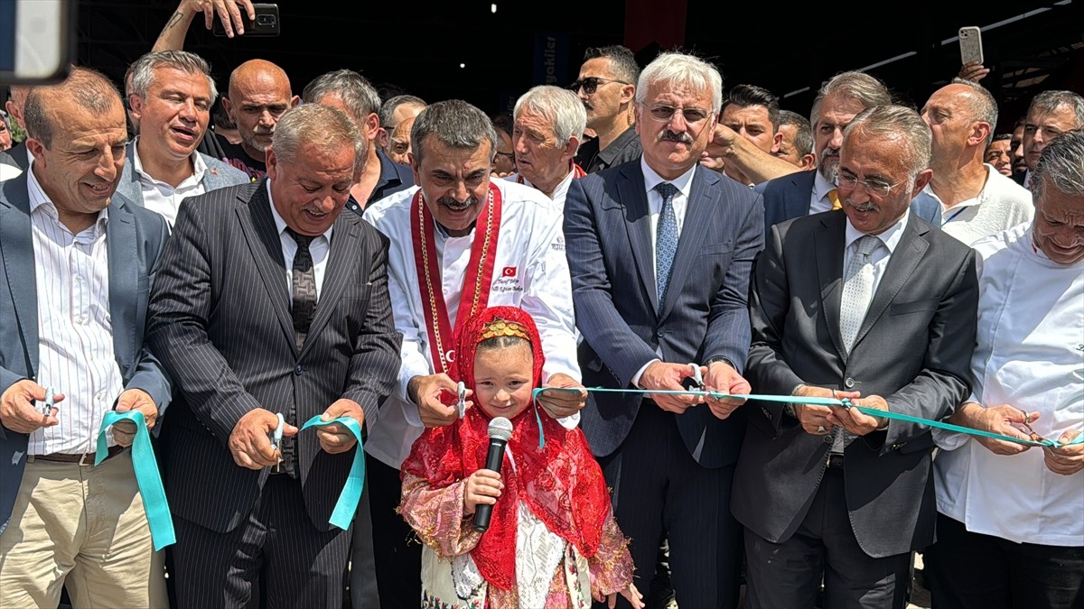 Milli Eğitim Bakanı Yusuf Tekin, Bolu'nun Mengen ilçesinde düzenlenen 37. Mengen Uluslararası...