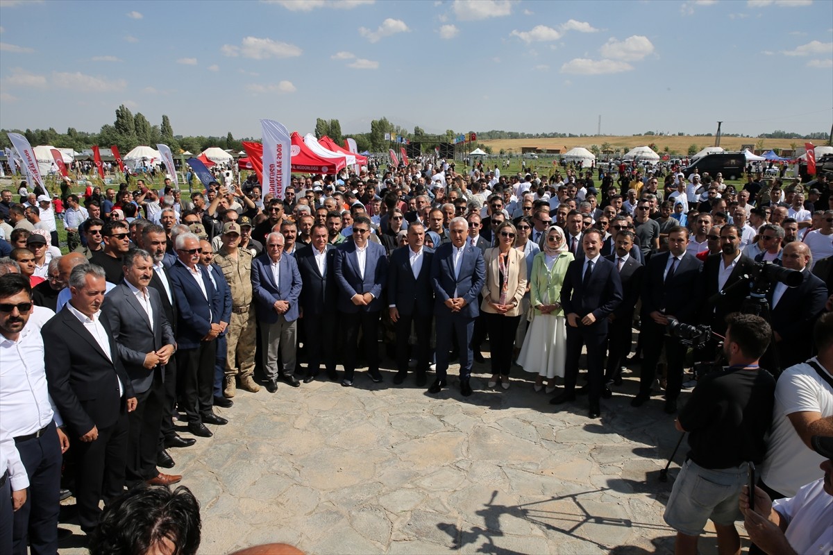 Muş'un Malazgirt ilçesinde, Malazgirt Zaferi'nin 953. yıl dönümü kutlamaları, "Sultan Alparslan...