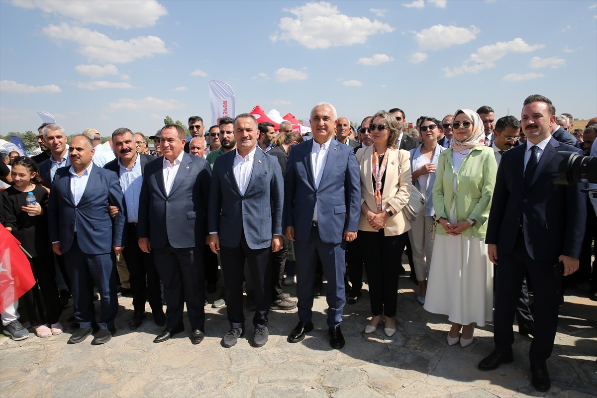 Muş'un Malazgirt ilçesinde, Malazgirt Zaferi'nin 953. yıl dönümü kutlamaları, "Sultan Alparslan...