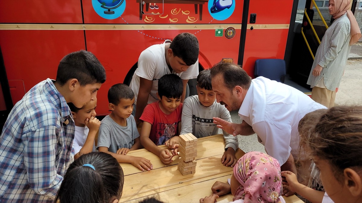 Samsun'daki Gezici Kütüphane, mevsimlik tarım işçilerinin çocuklarının kitap ve oyunlara...