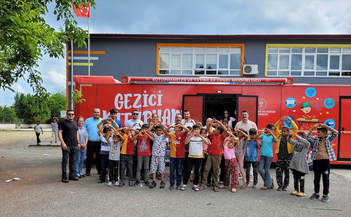 Samsun'daki Gezici Kütüphane, mevsimlik tarım işçilerinin çocuklarının kitap ve oyunlara...