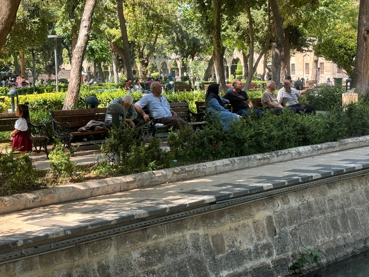 Şanlıurfa'da sıcak hava, hayatı olumsuz etkilemeye devam ediyor. Kent sakinleri, parklarda ve...