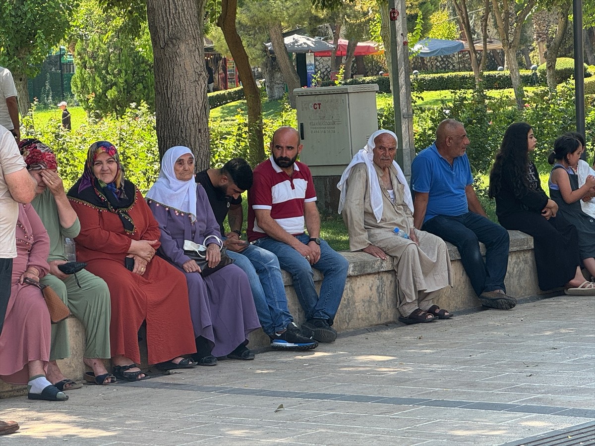 Şanlıurfa'da sıcak hava, hayatı olumsuz etkilemeye devam ediyor. Kent sakinleri, parklarda ve...