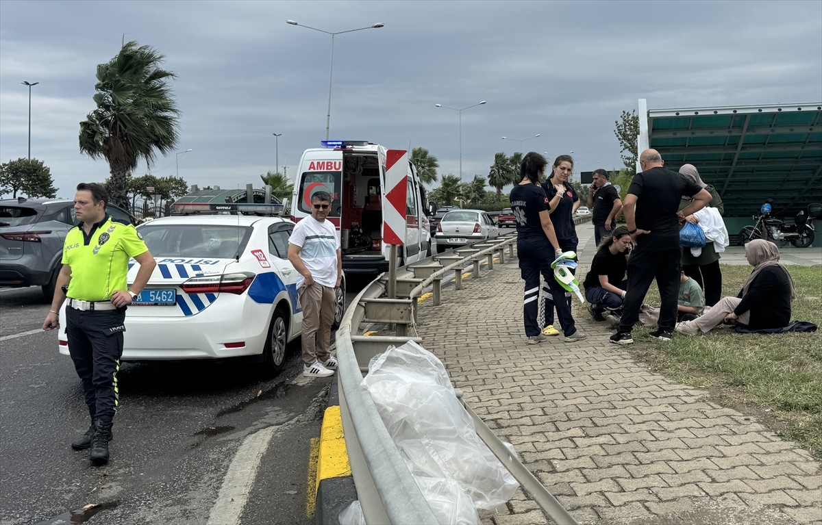 Trabzon'da motosiklet ile otomobilin çarpıştığı kazada yaralanan 4 kişi tedavi altına alındı. Kaza...