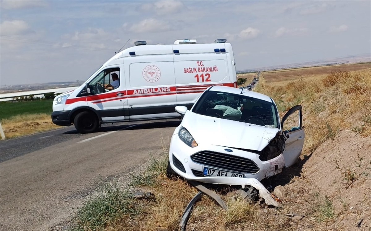 Yozgat'ın Boğazlıyan ilçesinde iki otomobilin çarpışması sonucu 3 kişi yaşamını yitirdi, 3 kişi...