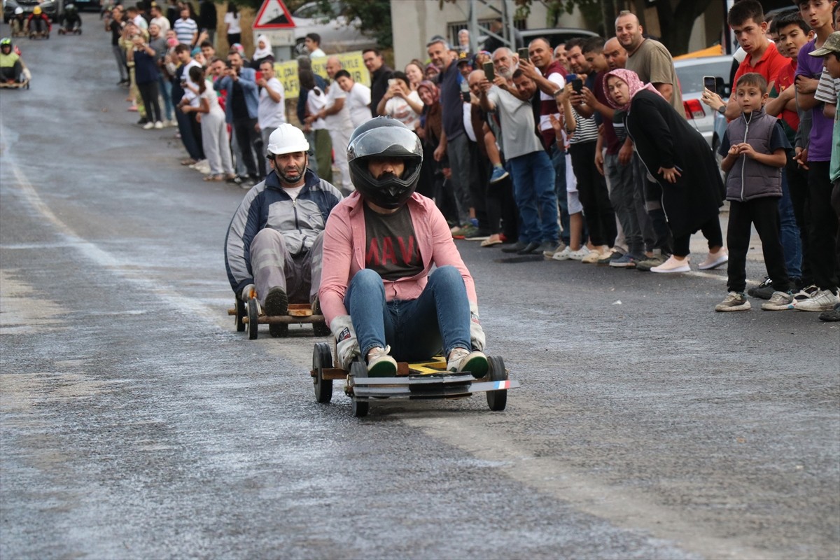 Adana'nın Pozantı ilçesinde bu yıl 5. kez düzenlenen "Tahta Ralli Araba Yarışları"nda...