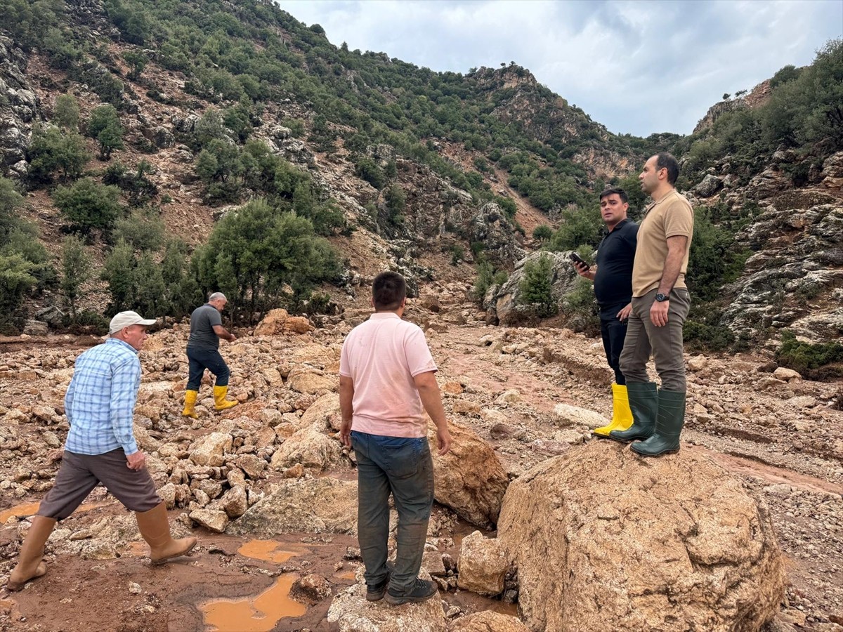 Antalya'nın Elmalı ilçesinde etkili olan sağanak yaşamı olumsuz etkiledi. Yuva Mahallesi'nde...