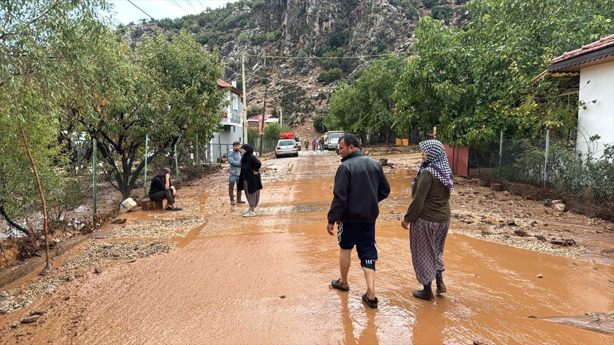 Antalya'nın Elmalı ilçesinde etkili olan sağanak yaşamı olumsuz etkiledi. Yuva Mahallesi'nde...