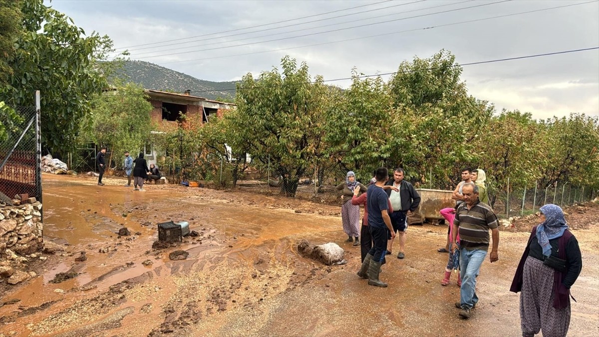 Antalya'nın Elmalı ilçesinde etkili olan sağanak yaşamı olumsuz etkiledi. Yuva Mahallesi'nde...