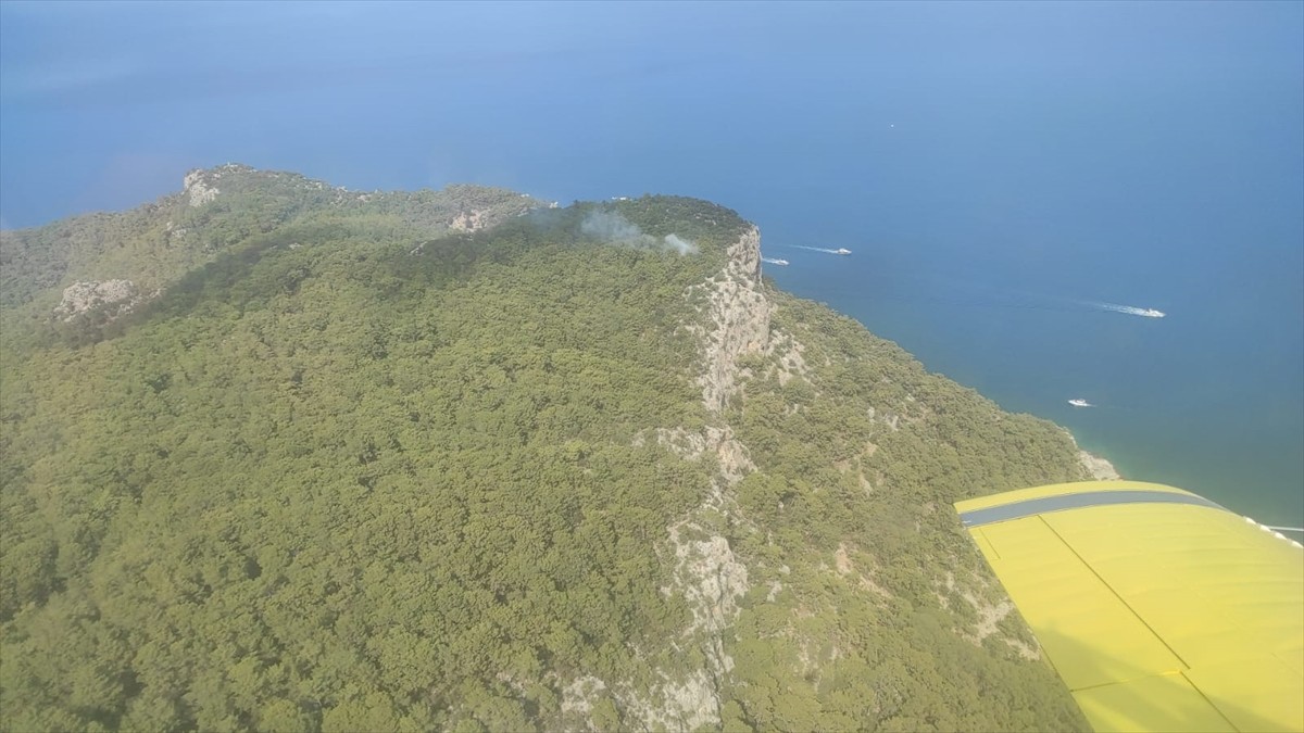 Antalya'nın Kemer ilçesinde, yıldırım düşmesi sonucu iki noktada birden çıkan orman yangınları...