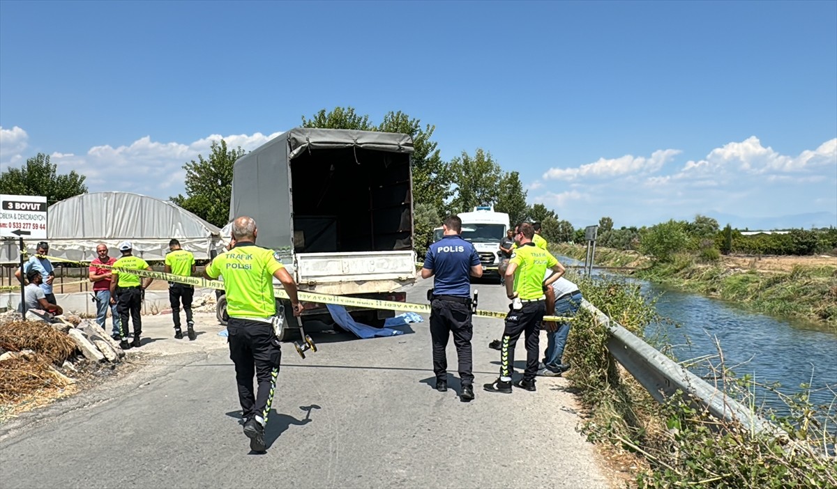 Antalya'nın Muratpaşa ilçesinde kamyonet ile motosikletin çarpışması sonucu 1 kişi hayatını...