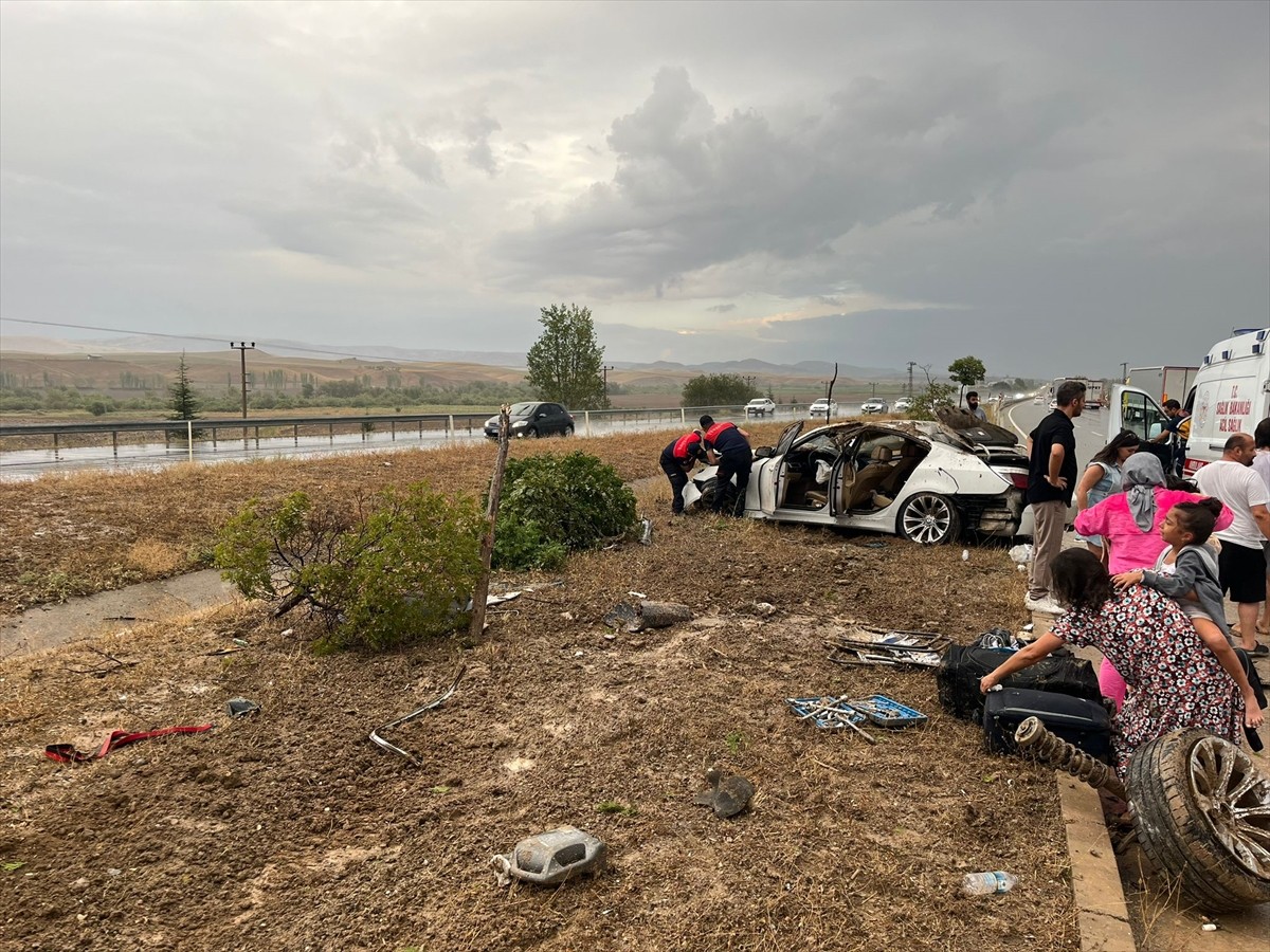 Çorum'un Sungurlu ilçesinde meydana gelen trafik kazasında 4 kişi yaralandı.