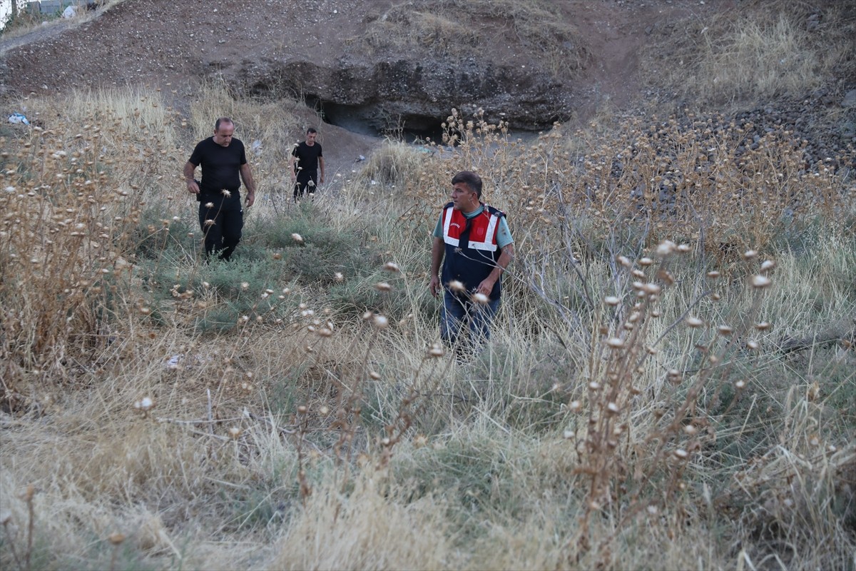 Diyarbakır'ın merkez Bağlar ilçesinde kaybolan 8 yaşındaki Narin Güran'ı arama çalışmaları havadan...