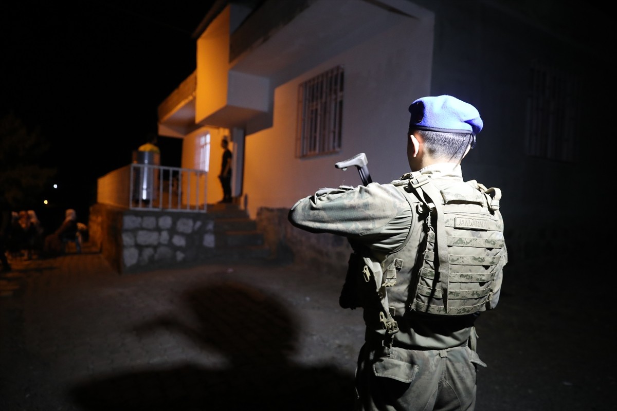 Diyarbakır'ın merkez Bağlar ilçesinde kaybolan 8 yaşındaki Narin Güran'ı arama çalışmaları havadan...