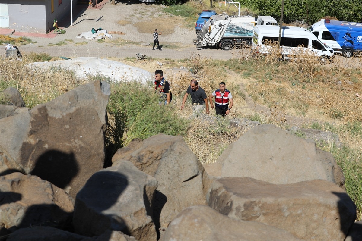 Diyarbakır'ın merkez Bağlar ilçesinde kaybolan 8 yaşındaki Narin Güran'ı arama çalışmaları havadan...