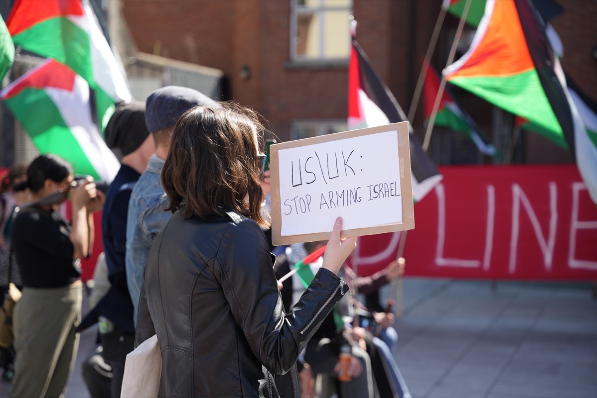 İrlanda'nın başkenti Dublin'de göstericiler, ABD'nin Gazze saldırılarını sürdüren İsrail'e destek...