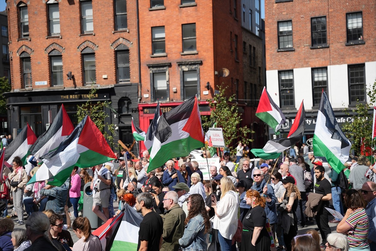 İrlanda'nın başkenti Dublin'de göstericiler, ABD'nin Gazze saldırılarını sürdüren İsrail'e destek...