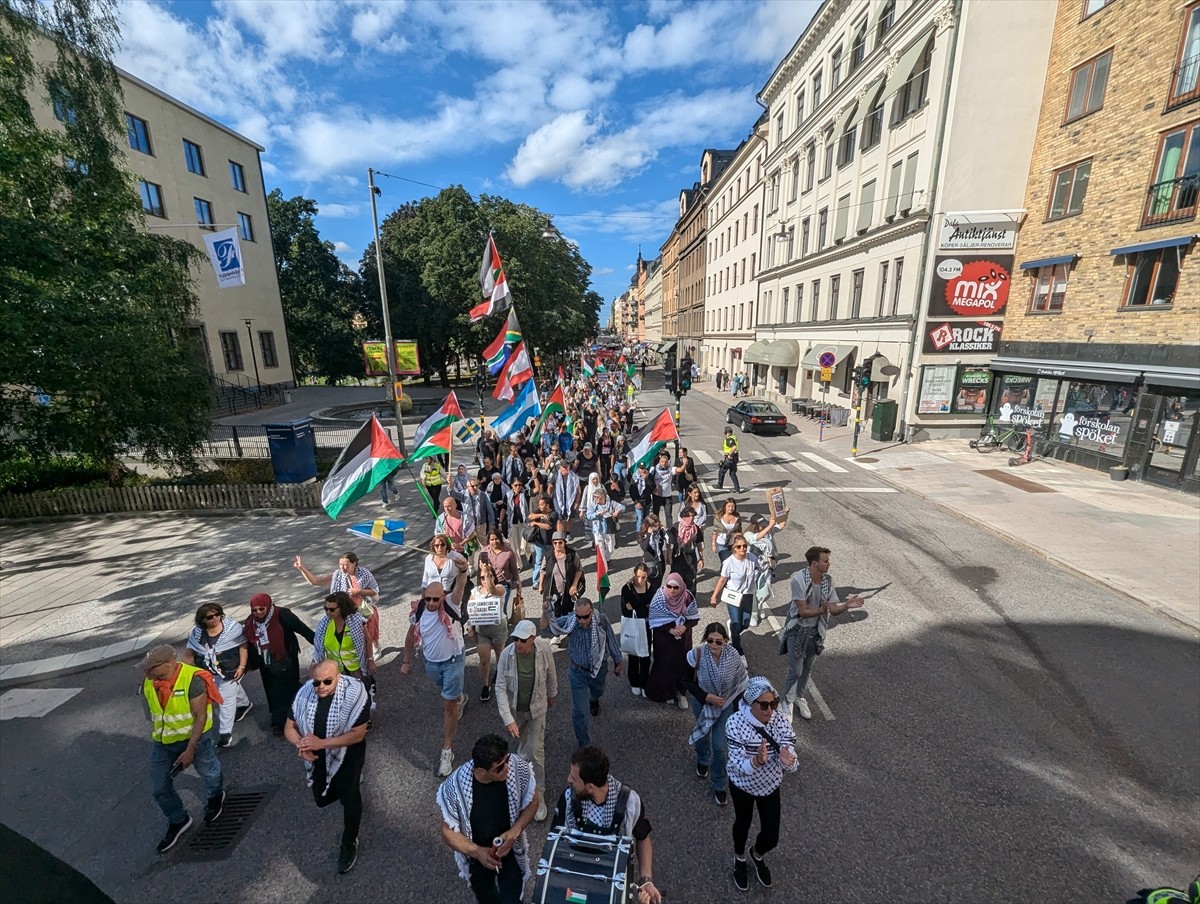 İsveç'in başkenti Stockholm'deki İsrail Büyükelçiliği önünde Filistin'e destek amacıyla toplanan...