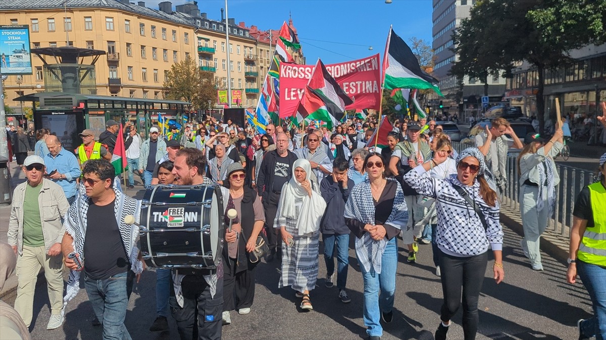 İsveç'in başkenti Stockholm'deki İsrail Büyükelçiliği önünde Filistin'e destek amacıyla toplanan...