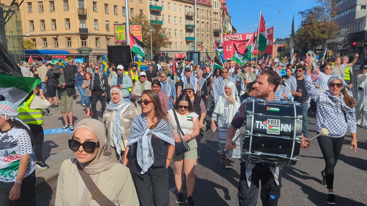 İsveç'in başkenti Stockholm'deki İsrail Büyükelçiliği önünde Filistin'e destek amacıyla toplanan...