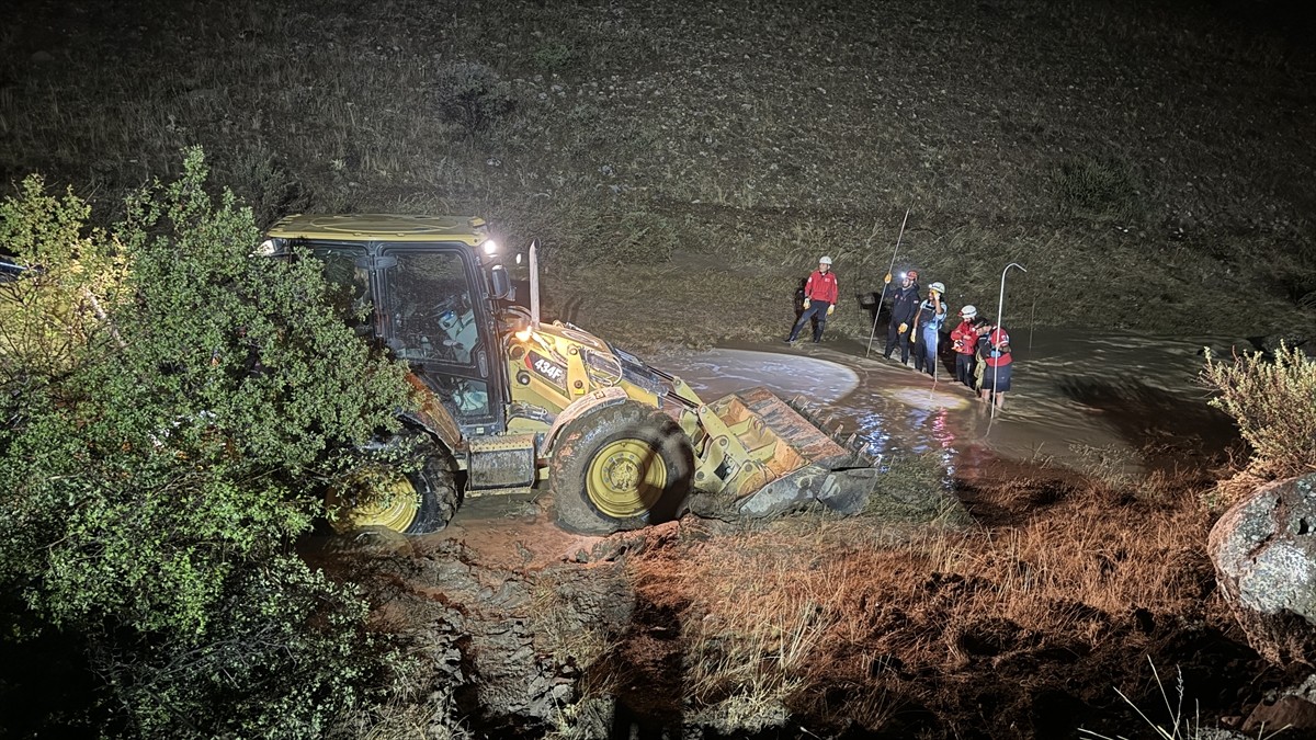 Kayseri'nin Bünyan ilçesinde akşam etkili olan sağanak sele neden oldu. Sel nedeniyle Güllüce...