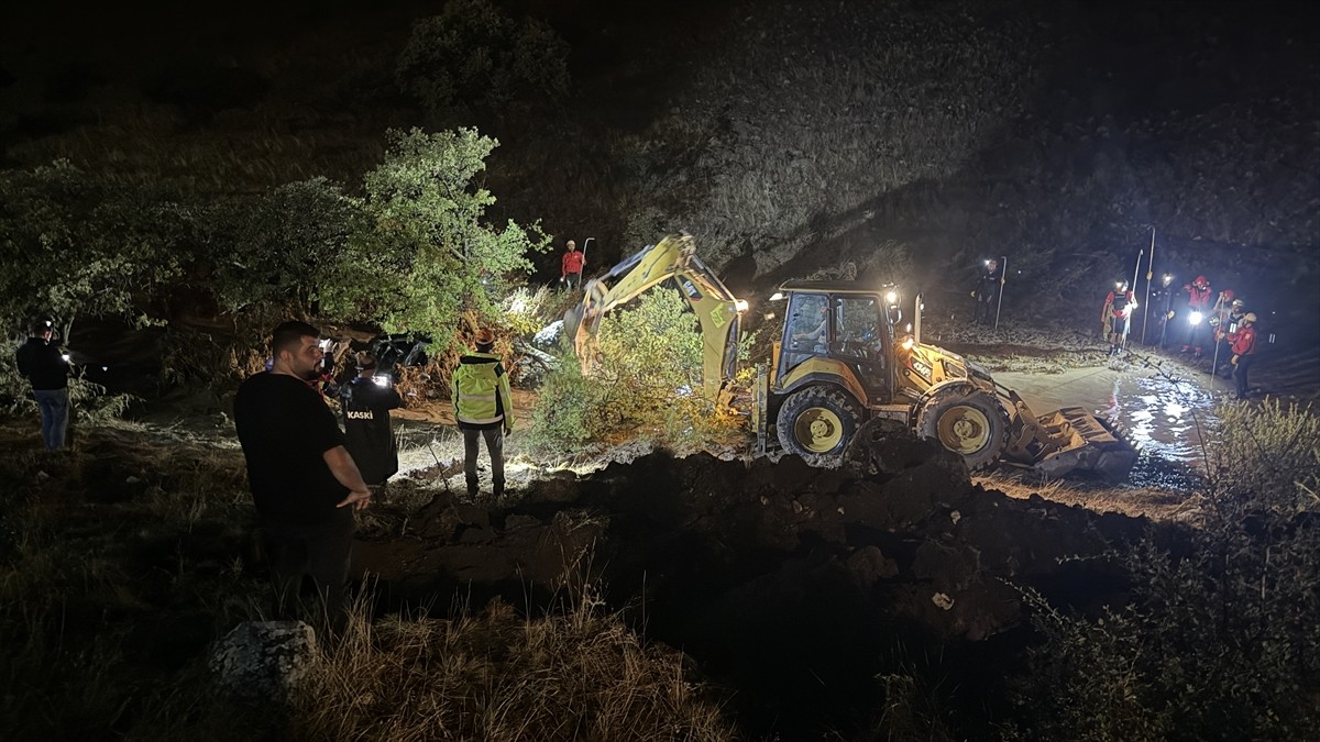 Kayseri'nin Bünyan ilçesinde akşam etkili olan sağanak sele neden oldu. Sel nedeniyle Güllüce...