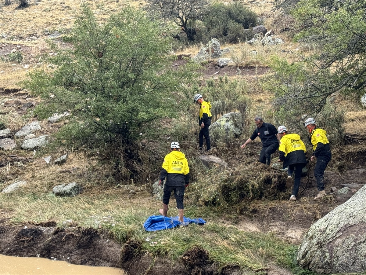 Kayseri'nin Bünyan ilçesinde sele kapıldığı değerlendirilen bir kişiyi arama çalışması devam...