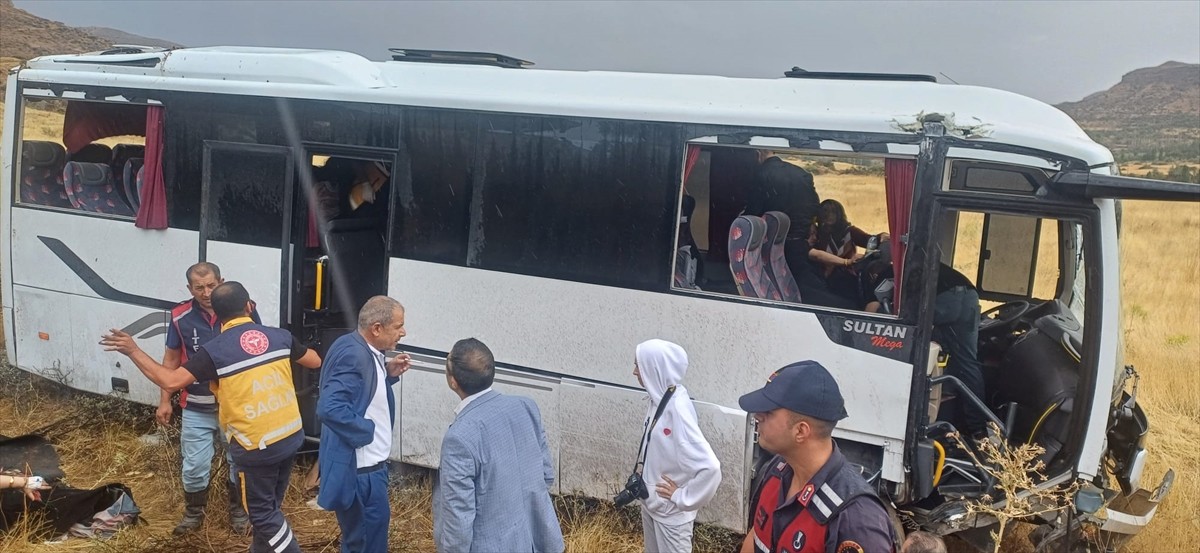 Sivas'ın Gemerek ilçesinde midibüsün devrilmesi sonucu 16 kişi yaralandı. İhbar üzerine kaza...