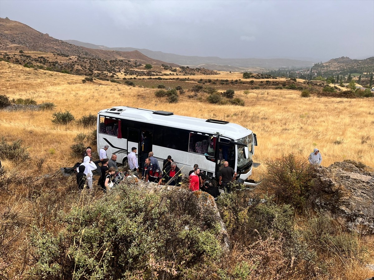 Sivas'ın Gemerek ilçesinde midibüsün devrilmesi sonucu 16 kişi yaralandı. İhbar üzerine kaza...