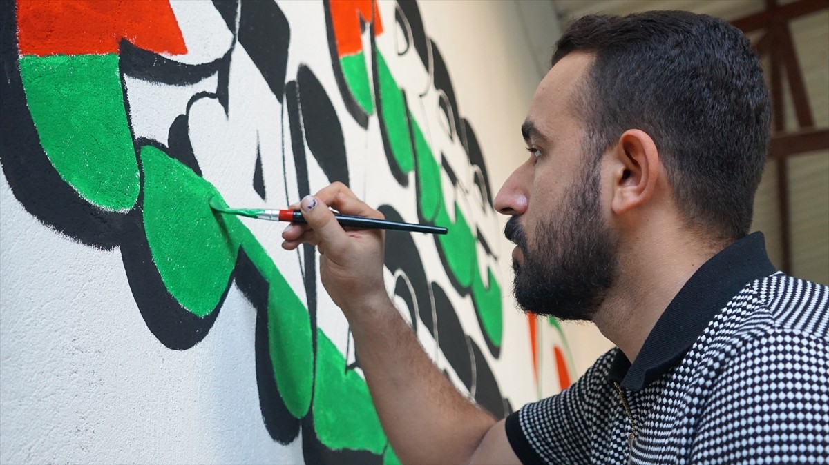 Batman'da yaşayan grafiti sanatçısı Osman Öztürk, İsrail'in Gazze'ye yönelik saldırılarına tepki...