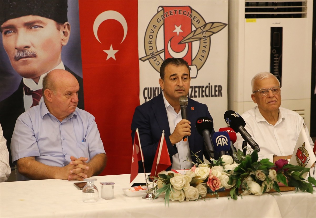 CHP Genel Başkan Yardımcısı ve Adana Milletvekili Burhanettin Bulut, gazetecilerle bir araya...