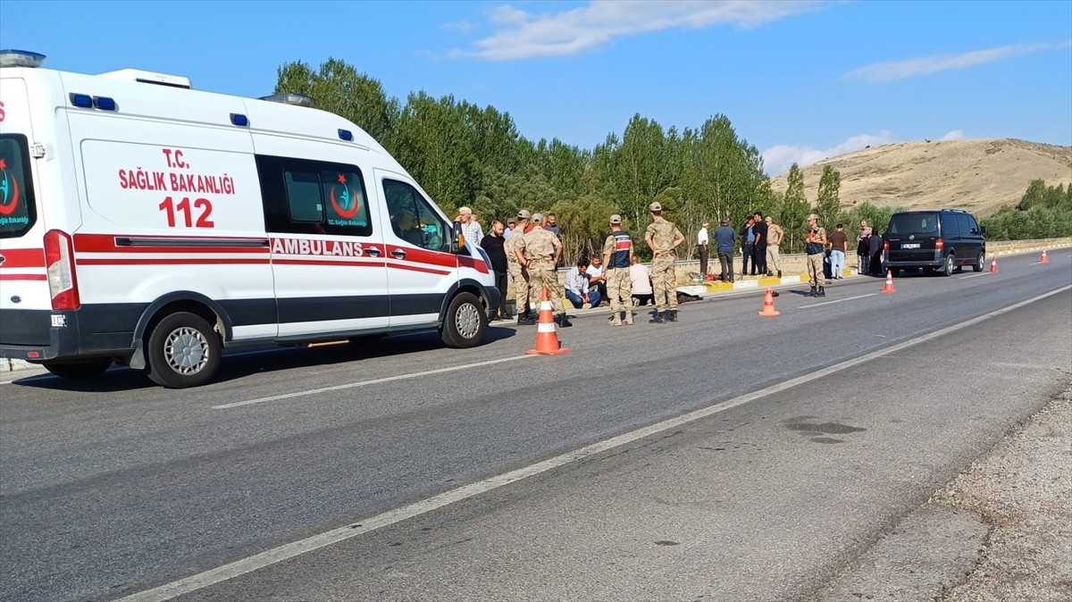 Erzincan'da minibüsün çarptığı 76 yaşındaki bisiklet sürücüsü hayatını kaybetti.