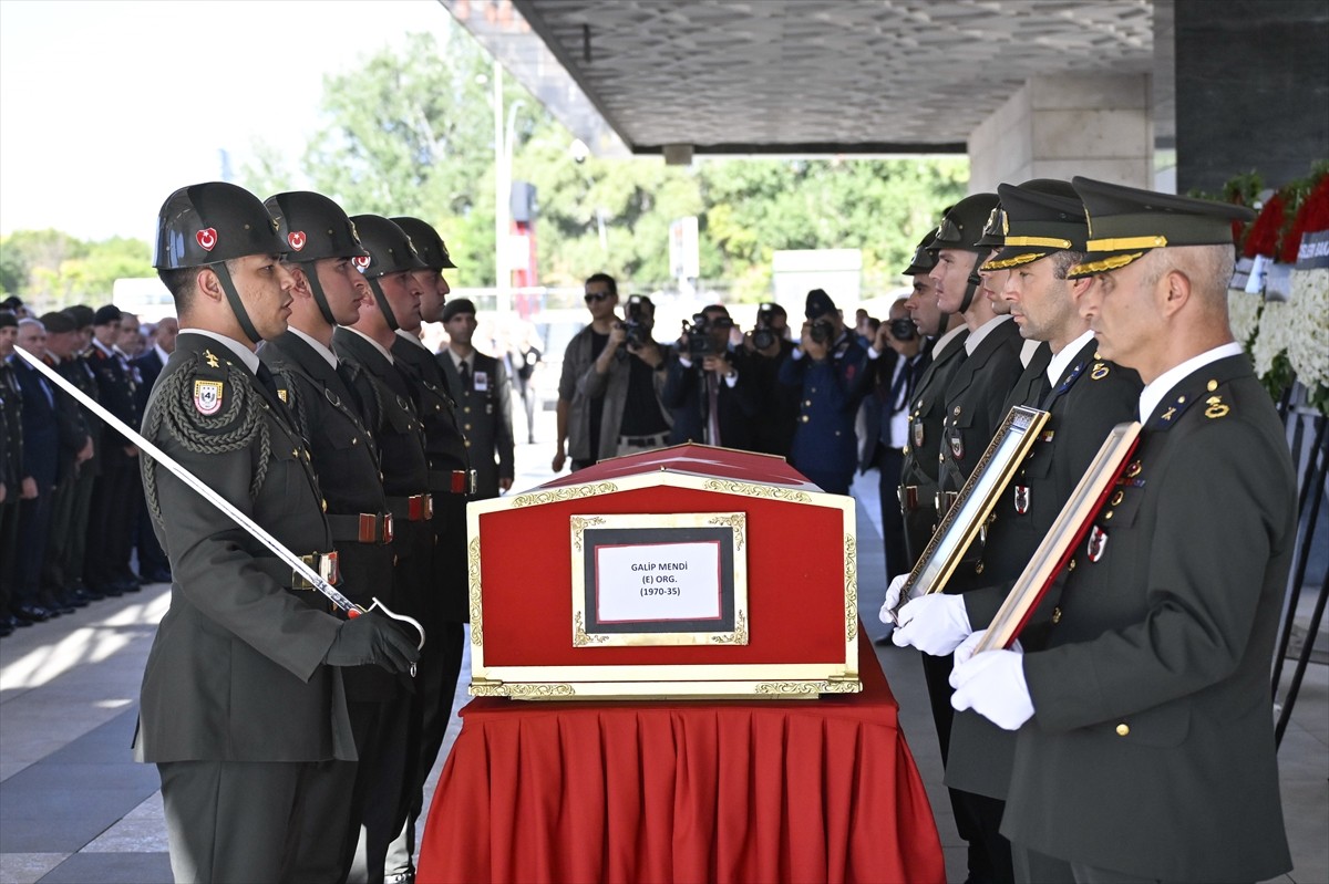 Eski Jandarma Genel Komutanı emekli Orgeneral Galip Mendi, Ankara'da düzenlenen törenle son...