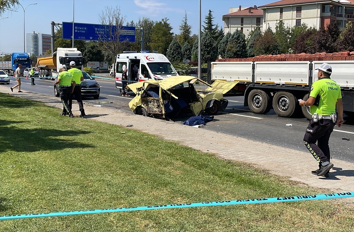 Eskişehir'de otomobilin karşı şeride geçerek tır ve otomobille çarpışması sonucu bir kişi yaşamını...