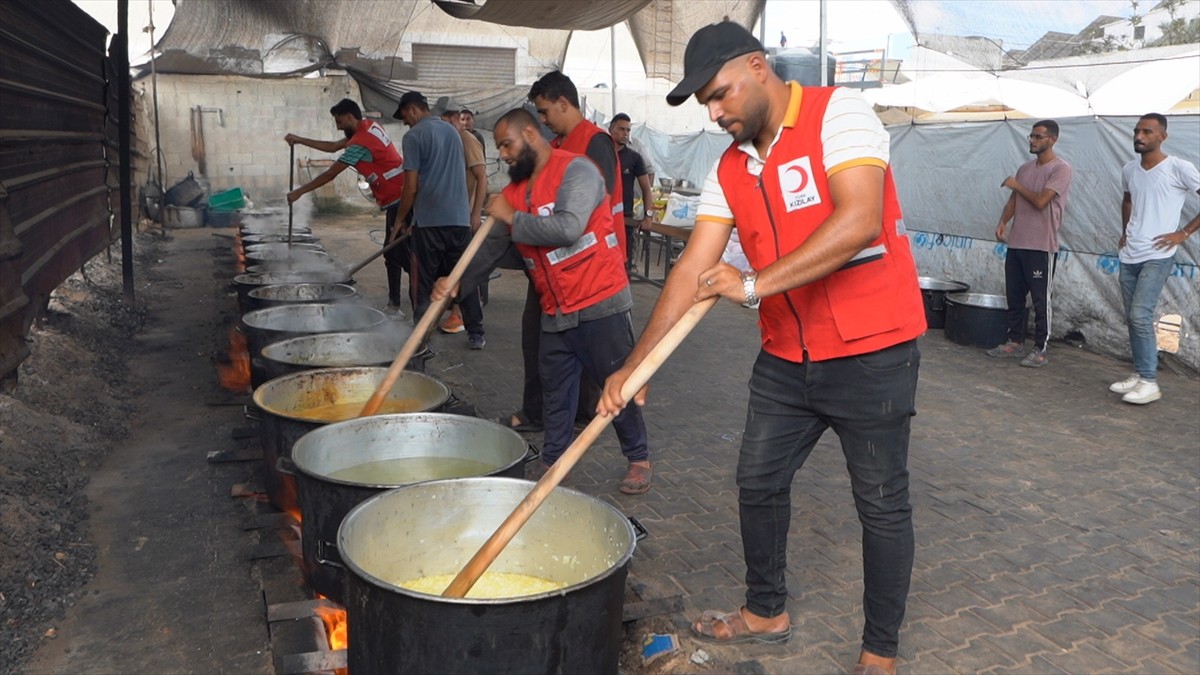 Kadın ve Demokrasi Vakfı (KADEM), İsrail saldırılarının devam ettiği Gazze''de, Türk Kızılay...